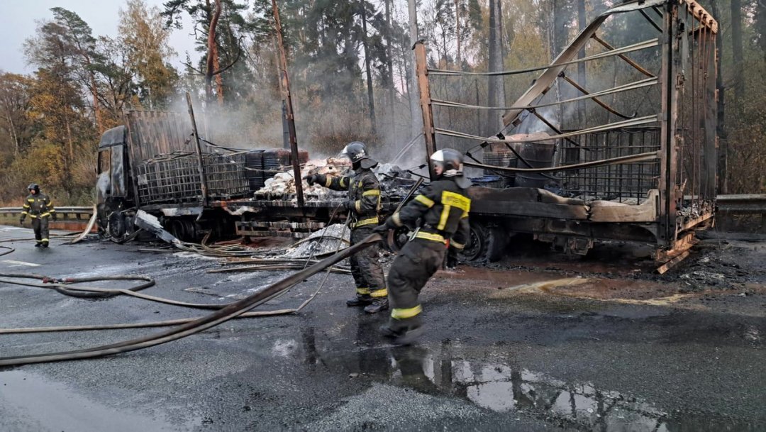 🔥 Три горящих автомобиля возле автозаправки потушили в Богородском округе n n🚨 Огнеборцы 259-й пожарно-спасательной части #Мособлпожспас совместно с сотрудниками федеральной противопожарной службы ликвидировали последствия ДТП