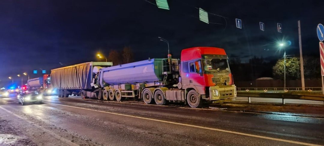 🚚 Спасатели #Мособлпожспас» деблокировали водителя, пострадавшего в ДТП с участием трех грузовиковn n⛑ Сегодня работники 259-й пожарно-спасательной части выезжали на ликвидацию последствий аварии, которая произошла в Богородском округе