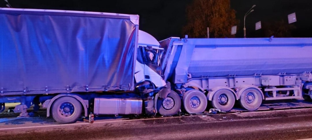 🚚 Спасатели #Мособлпожспас» деблокировали водителя, пострадавшего в ДТП с участием трех грузовиков
 
⛑ Сегодня работники 259-й пожарно-спасательной части выезжали на ликвидацию последствий аварии, которая произошла в Богородском округе